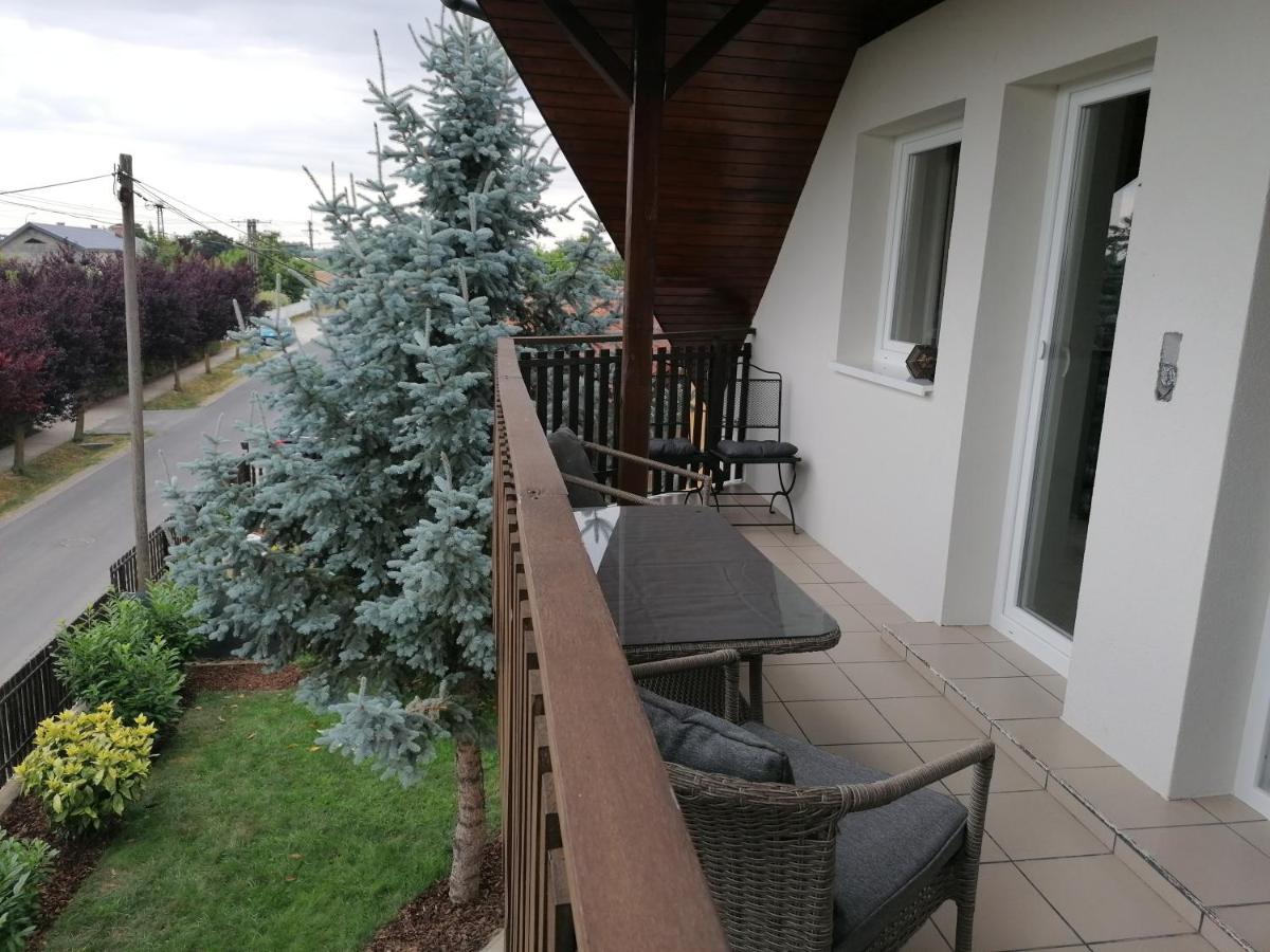 Villa Lili Apartments Balatonkeresztúr Exterior foto
