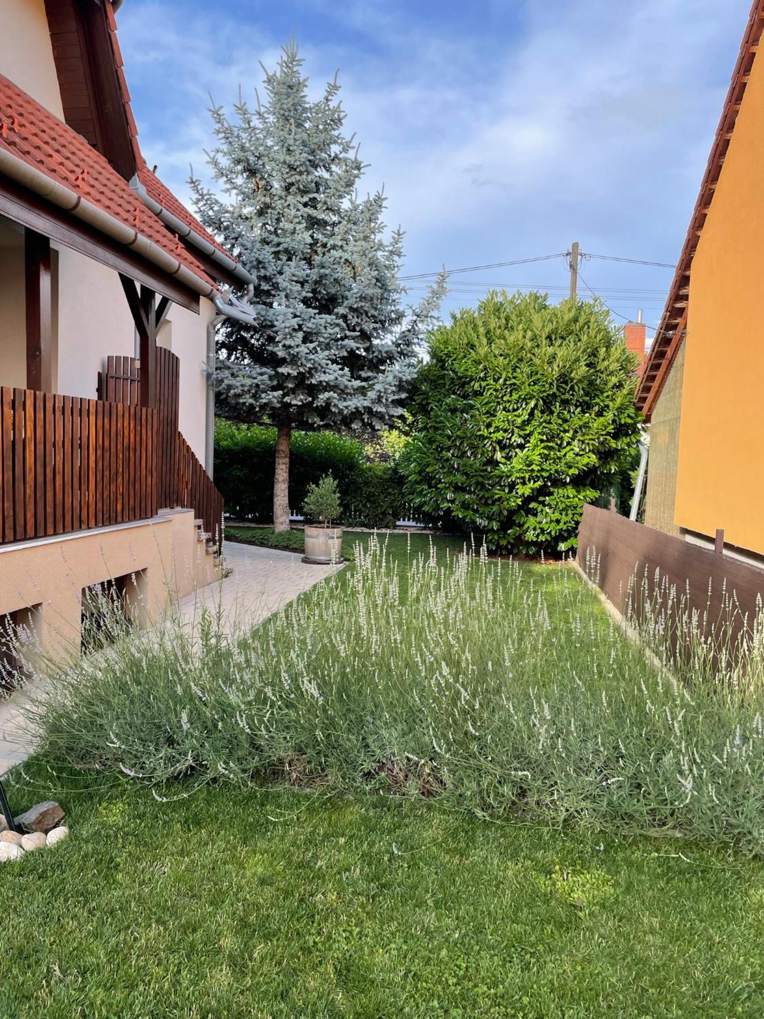 Villa Lili Apartments Balatonkeresztúr Exterior foto
